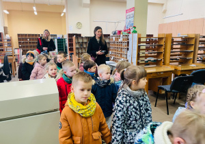 Przedszkolaki listy piszą…do Mikołaja- czyli świąteczna wycieczka na pocztę w ramach preorientacji zawodowej w gr. XI i XII