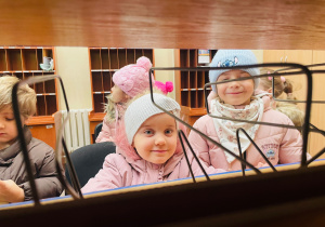 Przedszkolaki listy piszą…do Mikołaja- czyli świąteczna wycieczka na pocztę w ramach preorientacji zawodowej w gr. XI i XII