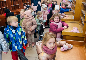 Przedszkolaki listy piszą…do Mikołaja- czyli świąteczna wycieczka na pocztę w ramach preorientacji zawodowej w gr. XI i XII