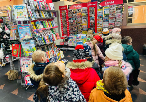 Przedszkolaki listy piszą…do Mikołaja- czyli świąteczna wycieczka na pocztę w ramach preorientacji zawodowej w gr. XI i XII