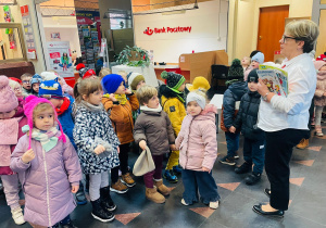 Przedszkolaki listy piszą…do Mikołaja- czyli świąteczna wycieczka na pocztę w ramach preorientacji zawodowej w gr. XI i XII