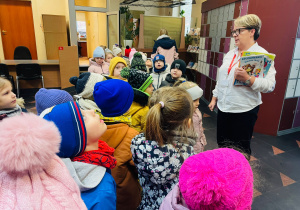 Przedszkolaki listy piszą…do Mikołaja- czyli świąteczna wycieczka na pocztę w ramach preorientacji zawodowej w gr. XI i XII