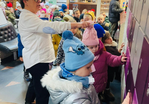 Przedszkolaki listy piszą…do Mikołaja- czyli świąteczna wycieczka na pocztę w ramach preorientacji zawodowej w gr. XI i XII