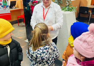 Przedszkolaki listy piszą…do Mikołaja- czyli świąteczna wycieczka na pocztę w ramach preorientacji zawodowej w gr. XI i XII