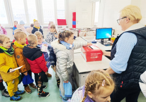 Przedszkolaki listy piszą…do Mikołaja- czyli świąteczna wycieczka na pocztę w ramach preorientacji zawodowej w gr. XI i XII