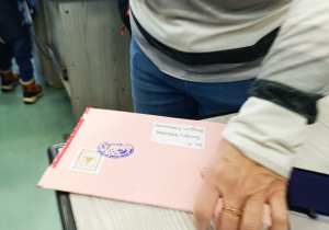 Przedszkolaki listy piszą…do Mikołaja- czyli świąteczna wycieczka na pocztę w ramach preorientacji zawodowej w gr. XI i XII