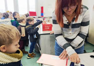 Przedszkolaki listy piszą…do Mikołaja- czyli świąteczna wycieczka na pocztę w ramach preorientacji zawodowej w gr. XI i XII