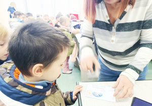 Przedszkolaki listy piszą…do Mikołaja- czyli świąteczna wycieczka na pocztę w ramach preorientacji zawodowej w gr. XI i XII