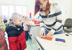 Przedszkolaki listy piszą…do Mikołaja- czyli świąteczna wycieczka na pocztę w ramach preorientacji zawodowej w gr. XI i XII