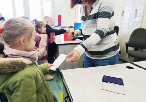 Przedszkolaki listy piszą…do Mikołaja- czyli świąteczna wycieczka na pocztę w ramach preorientacji zawodowej w gr. XI i XII