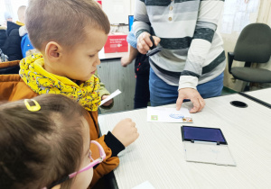 Przedszkolaki listy piszą…do Mikołaja- czyli świąteczna wycieczka na pocztę w ramach preorientacji zawodowej w gr. XI i XII