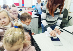 Przedszkolaki listy piszą…do Mikołaja- czyli świąteczna wycieczka na pocztę w ramach preorientacji zawodowej w gr. XI i XII