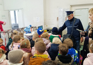 Przedszkolaki listy piszą…do Mikołaja- czyli świąteczna wycieczka na pocztę w ramach preorientacji zawodowej w gr. XI i XII