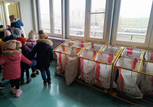 Przedszkolaki listy piszą…do Mikołaja- czyli świąteczna wycieczka na pocztę w ramach preorientacji zawodowej w gr. XI i XII