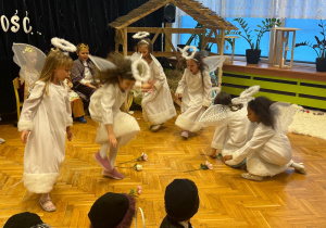 „Lulajże Jezuniu” - jasełka bożonarodzeniowe w grupa V