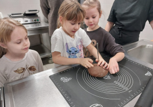 Warsztaty Pieczenia Pierników w Zespole Szkół im. Mikołaja Kopernika w Koninie - grupa V