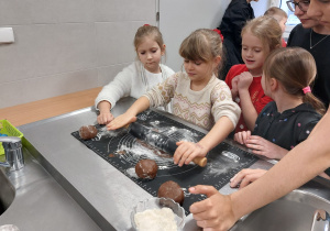 Warsztaty Pieczenia Pierników w Zespole Szkół im. Mikołaja Kopernika w Koninie - grupa V