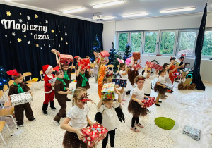 "Świąteczne zamieszanie" - uroczystość choinkowa w gr. XI
