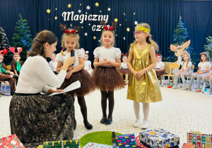 "Świąteczne zamieszanie" - uroczystość choinkowa w gr. XI