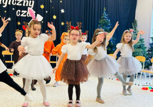 "Świąteczne zamieszanie" - uroczystość choinkowa w gr. XI