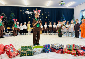 "Świąteczne zamieszanie" - uroczystość choinkowa w gr. XI