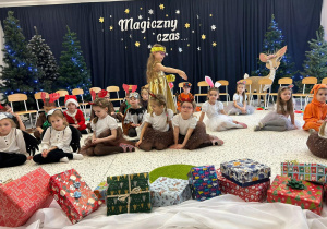 "Świąteczne zamieszanie" - uroczystość choinkowa w gr. XI