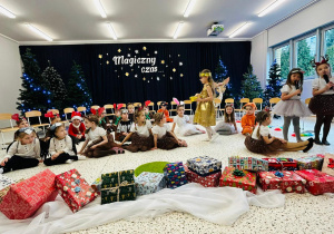 "Świąteczne zamieszanie" - uroczystość choinkowa w gr. XI