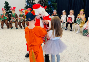 "Świąteczne zamieszanie" - uroczystość choinkowa w gr. XI