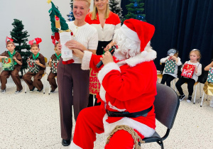 "Świąteczne zamieszanie" - uroczystość choinkowa w gr. XI