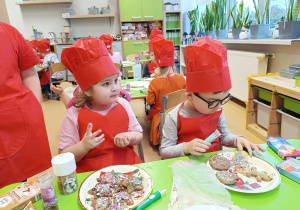 "Święta tuż, tuż..."- czyli wspólne piernikowanie w grupie XII