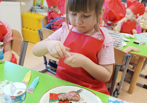 "Święta tuż, tuż..."- czyli wspólne piernikowanie w grupie XII
