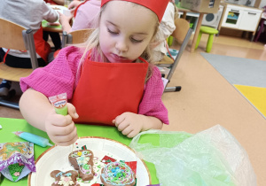 "Święta tuż, tuż..."- czyli wspólne piernikowanie w grupie XII