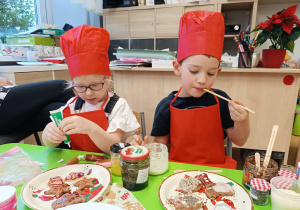 "Święta tuż, tuż..."- czyli wspólne piernikowanie w grupie XII