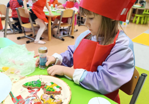 "Święta tuż, tuż..."- czyli wspólne piernikowanie w grupie XII