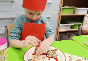 "Święta tuż, tuż..."- czyli wspólne piernikowanie w grupie XII