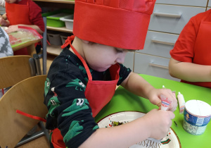 "Święta tuż, tuż..."- czyli wspólne piernikowanie w grupie XII