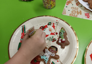 "Święta tuż, tuż..."- czyli wspólne piernikowanie w grupie XII