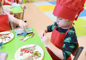 "Święta tuż, tuż..."- czyli wspólne piernikowanie w grupie XII