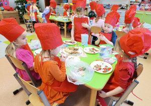 "Święta tuż, tuż..."- czyli wspólne piernikowanie w grupie XII