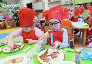 "Święta tuż, tuż..."- czyli wspólne piernikowanie w grupie XII