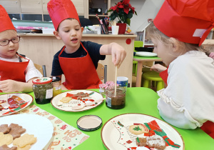 "Święta tuż, tuż..."- czyli wspólne piernikowanie w grupie XII