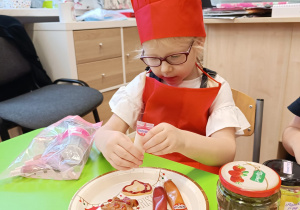 "Święta tuż, tuż..."- czyli wspólne piernikowanie w grupie XII