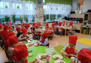 "Święta tuż, tuż..."- czyli wspólne piernikowanie w grupie XII