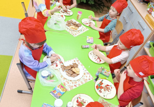 "Święta tuż, tuż..."- czyli wspólne piernikowanie w grupie XII