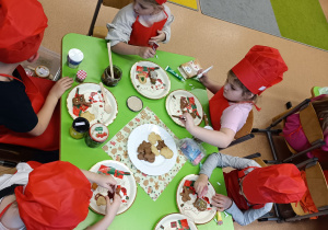 "Święta tuż, tuż..."- czyli wspólne piernikowanie w grupie XII