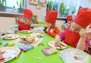 "Święta tuż, tuż..."- czyli wspólne piernikowanie w grupie XII