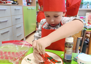 "Święta tuż, tuż..."- czyli wspólne piernikowanie w grupie XII