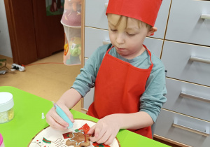 "Święta tuż, tuż..."- czyli wspólne piernikowanie w grupie XII