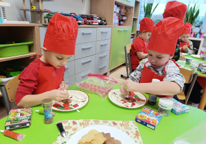 "Święta tuż, tuż..."- czyli wspólne piernikowanie w grupie XII