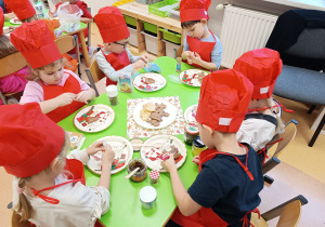 "Święta tuż, tuż..."- czyli wspólne piernikowanie w grupie XII